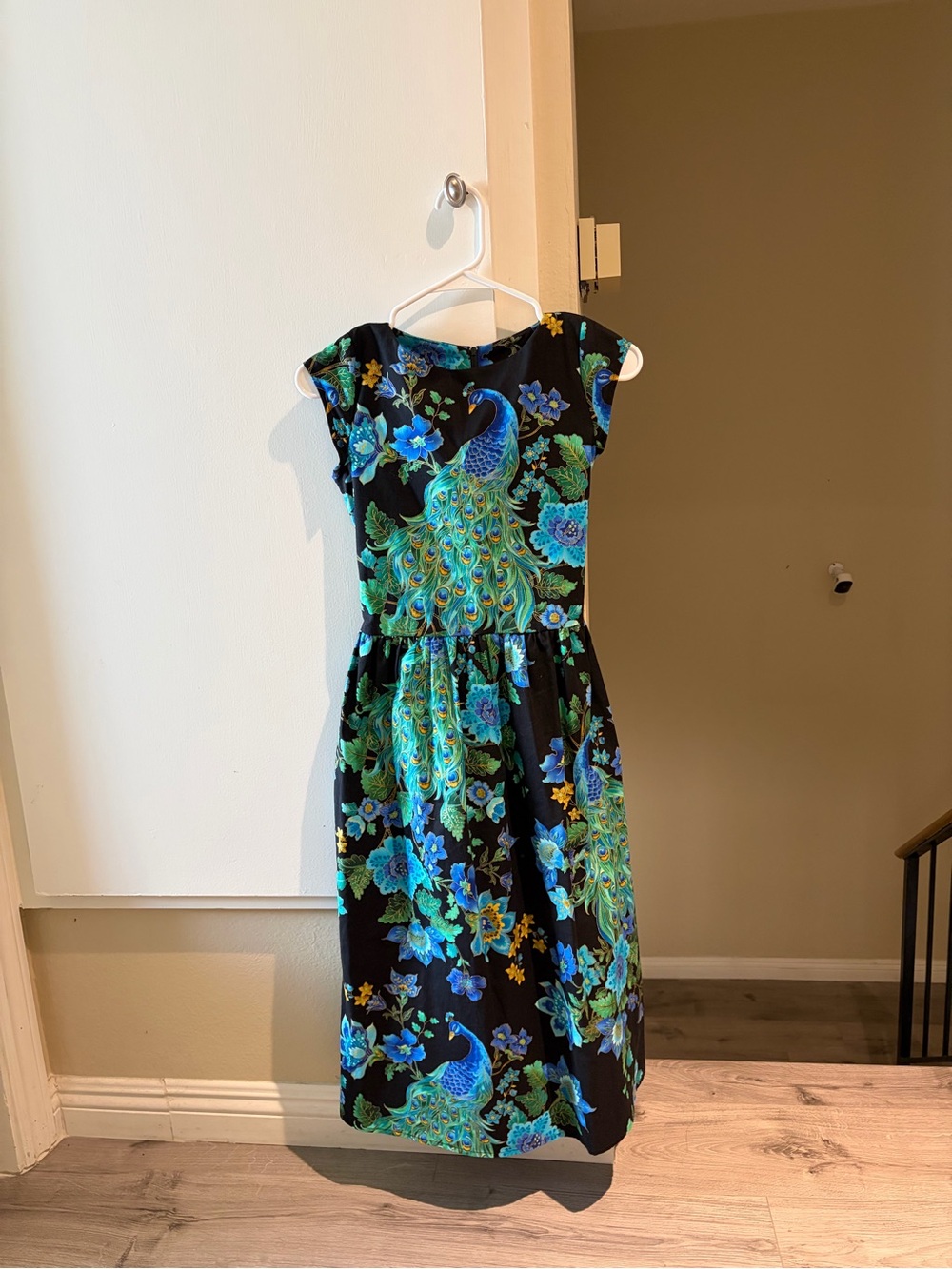 Heart of haute Floral Peacock Print Midi Dress in Black and Teal, size small